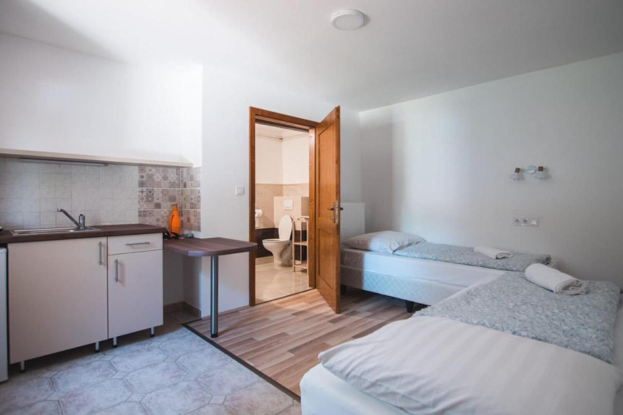 Natura Panzio&Apartmanhaz Orfu Bagian luar foto